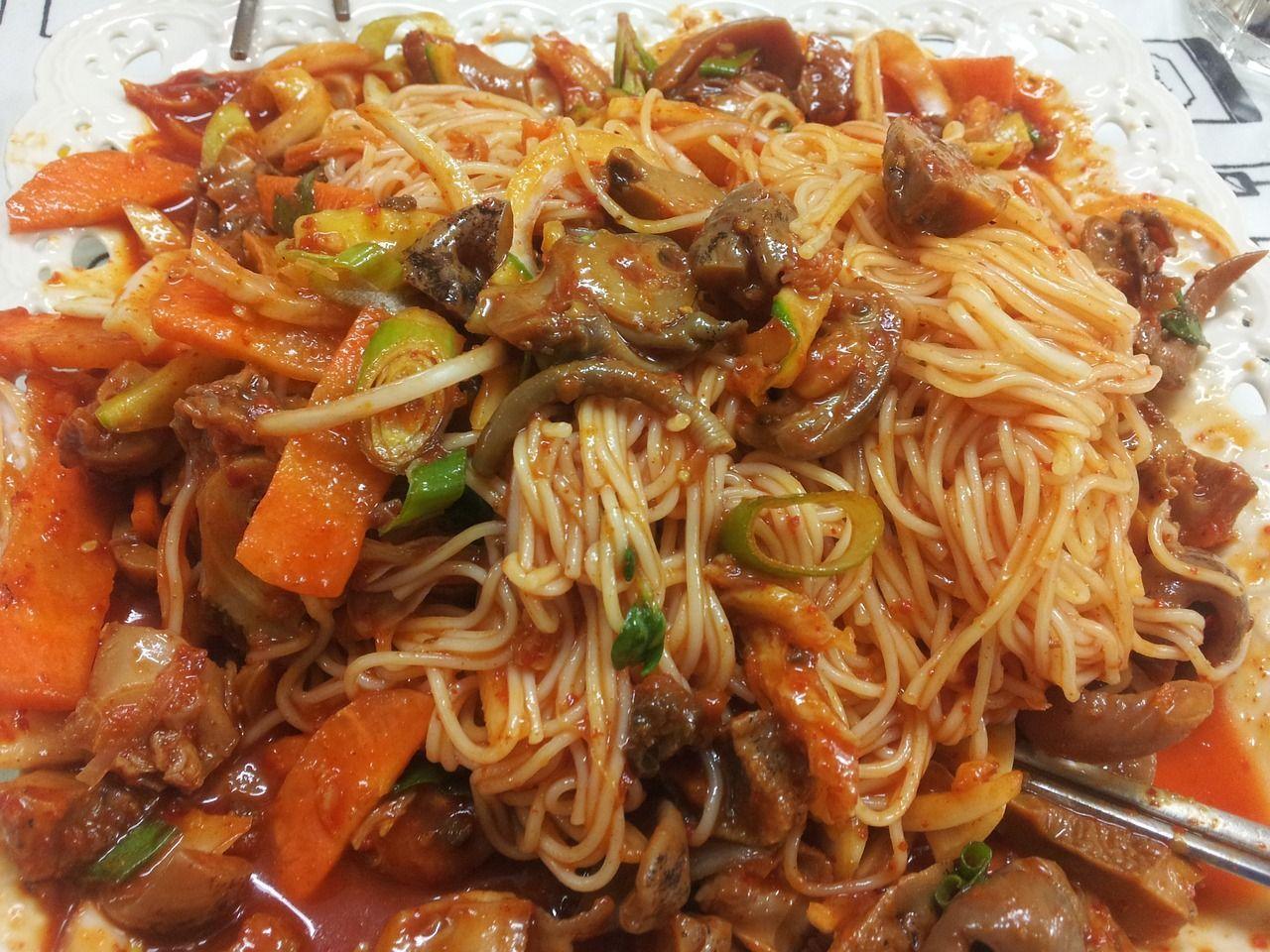 涼拌海螺麵以辣椒醬拌製而成，展示韓國布帳馬車常見的下酒菜，提供清爽的味覺體驗。